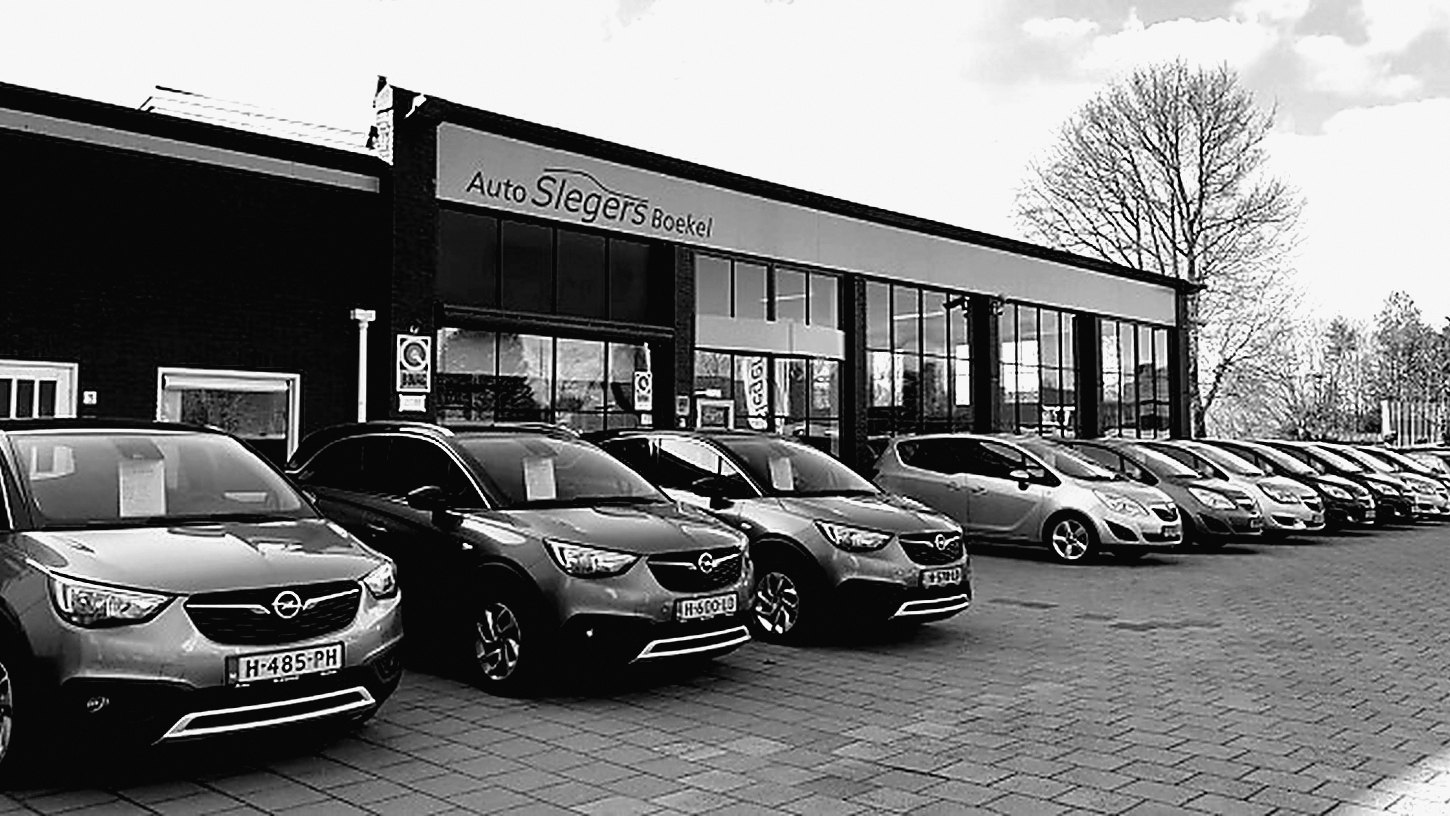 De showroom van Auto Slegers aan de Volkelseweg met een rij Opels ervoor
