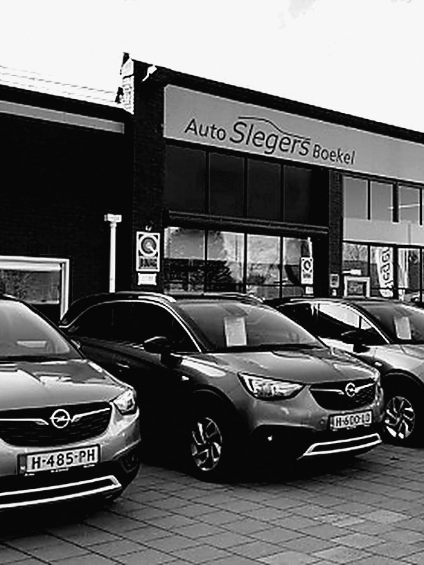 De entree van de showroom van Auto Slegers in Boekel