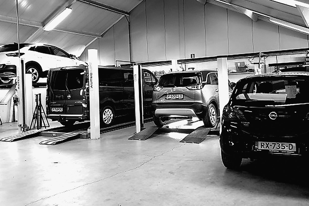 De tweede werkplaats met auto's op de bruggen